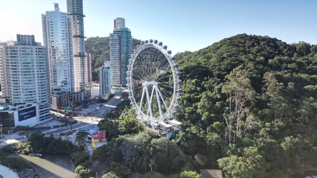 roda gigante de balneário camboriú, sc, litoral catarinense.